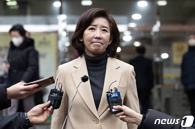 국민의힘 '3·8 전당대회' 출마를 고심 중인 나경원 전 의원이 15일 서울 동작구 흑석동성당에서 미사를 마친 후 취재진 질문을 받고 있다. 2023.1.15/뉴스1 ⓒ News1 이재명 기자