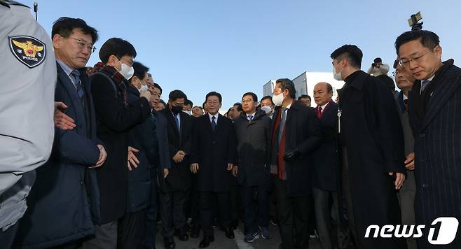 이재명 더불어민주당 대표가 성남FC 후원금 의혹 사건 관련 검찰 조사를 받기 위해 10일 오전 경기 수원지방검찰청 성남지청에 출석하고 있다. 제1야당 현직 대표가 검찰에 피의자 신분으로 출석하는 것은 헌정 사상 처음이다. ⓒ News1 사진공동취재단