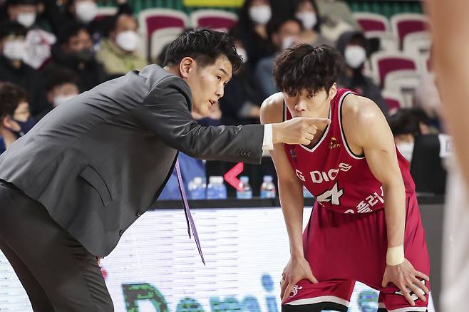 조상현 창원 LG 감독(왼쪽)과 이재도.(KBL 제공)