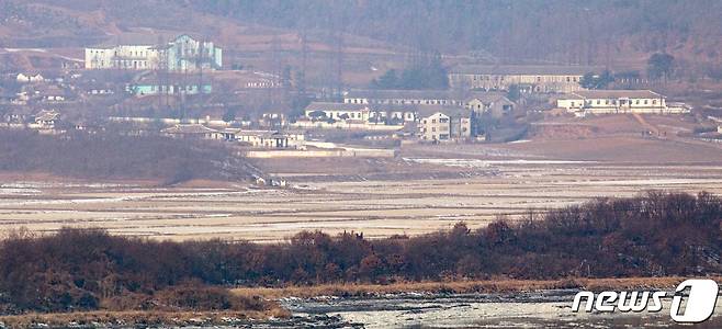 북한이 단거리탄도미사일을 발사한 1일 경기도 파주시 오두산 통일전망대에서 바라본 북한 개풍군 마을 일대가 고요하다. 합동참모본부는 북한이 1일 오전 2시50분쯤 북한이 평양 용성 일대에서 동해상으로 발사한 단거리탄도미사일(SRBM) 1발을 포착했다고 밝혔다. 합참은 전날인 12월31일에도 오전 8시쯤 북한이 황해북도 중화군 일대에서 동해상으로 3발의 단거리탄도미사일을 발사했다고 발표했다. 2023.1.1/뉴스1 ⓒ News1 이승배 기자