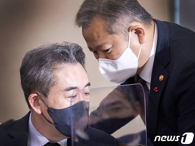 이상민 행정안전부 장관(오른쪽)과 윤희근 경찰청장이 27일 오전 서울 여의도 국회에서 열린 용산 이태원 참사 진상규명과 재발방지를 위한 국정조사특별위원회 전체회의에서 대화를 하고 있다. 2022.12.27/뉴스1 ⓒ News1 이재명 기자