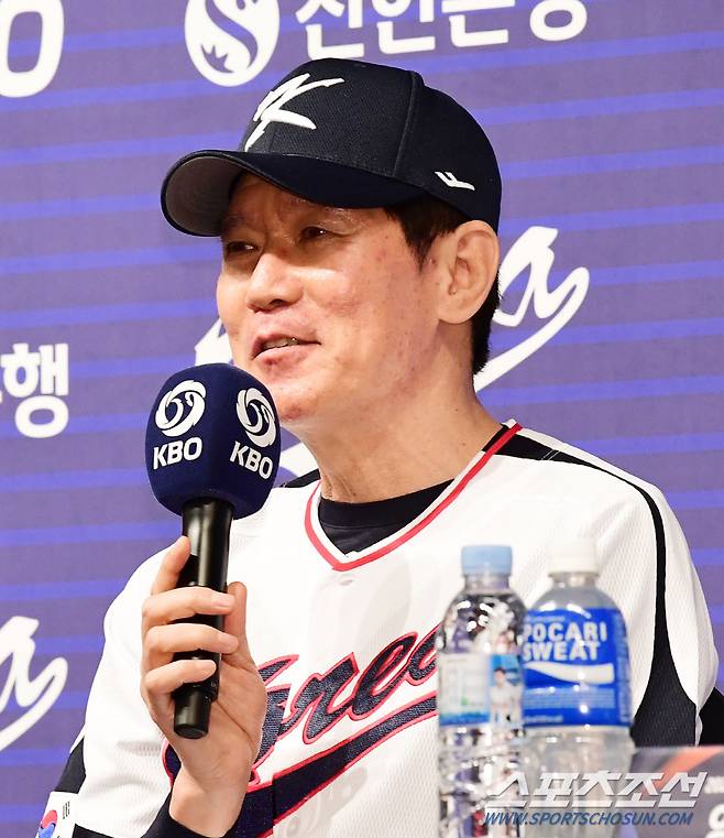 2023 WBC 대표팀 기자회견이 16일 오후 서울 강남구 청담동 리베라호텔에서 열렸다. 기자회견에 참석한 이강철 감독이 질문에 답하고 있다. 청담동=송정헌 기자songs@sportschosun.com/2023.01.16/