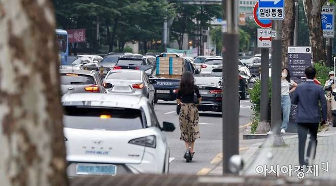 지난해 5월 서울 마포구 공덕역 인근 도로에서 한 시민이 헬멧을 미착용한채 주행하고 있다.  [사진=아시아경제DB]