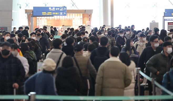 지난해 12월 30일 오전 인천국제공항 제1터미널 출국장이 여행객들로 붐비고 있다./연합뉴스