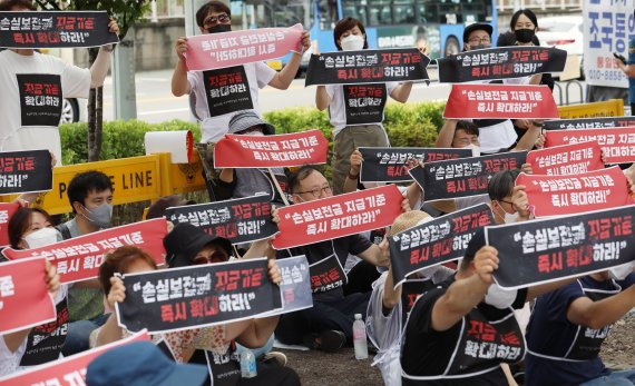 [서울=뉴시스] 조성우 기자 = 소상공인연합 회원들이 12일 오후 서울 용산구 대통령 집무실 인근에서 손실보전금 지급기준 확대를 촉구하는 집회를 하고 있다. 2022.07.12. xconfind@newsis.com <저작권자ⓒ 공감언론 뉴시스통신사. 무단전재-재배포 금지.> /사진=뉴시스화상