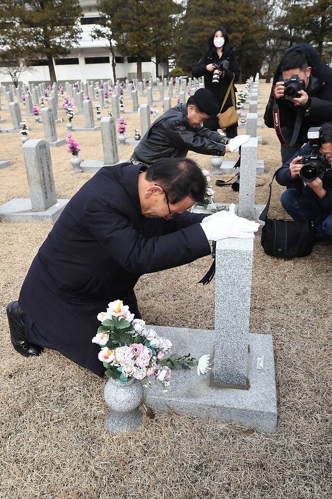 17일 오후 국립서울현충원에서 황일봉 5·18부상자회장과 최익봉 특전사 동지회 총재가 5·18 당시 숨진 계엄군의 묘소를 찾아 참배하고 있다. 김혜윤 기자