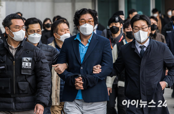 더불어민주당 이재명 대표의 '변호사비 대납 의혹' 핵심 인물인 김성태 전 쌍방울 그룹 회장과 양선길 현 쌍방울 회장이 17일 오전 인천공항 1터미널로 송환, 수원지검으로 압송되고 있다. [사진=김성진 기자]