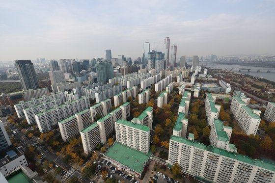 서울의 재건축 대상 아파트값이 약세를 보이고 있다. 여의도 시범아파트. 연합뉴스