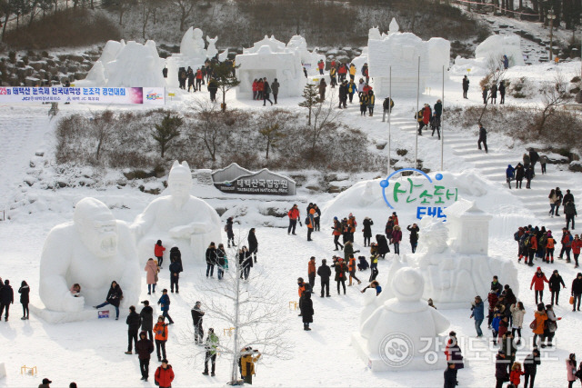 ▲ 오는 27일 시작되는 태백산 눈축제가 지난 주말 폭설이 내리면서 겨울을 기다린 관광객들의 마음을 설레게 하고 있는 가운데 대형 눈조각 전시 외에도 ‘테마공원’ 등 다채로운 체험 프로그램 준비에 한창이다.당골광장 행사장 모습.