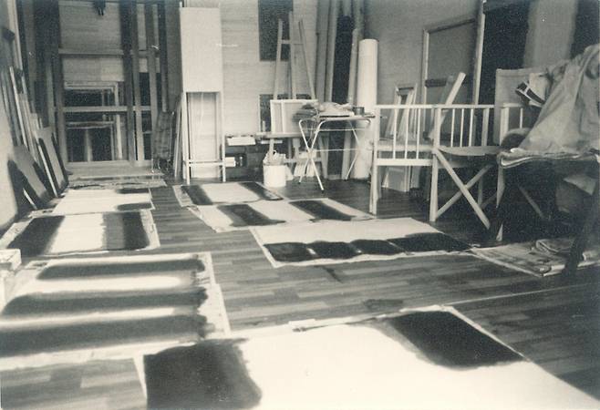 This photograph taken in 1981 shows Yun Hyong-keun's Paris workspace. (David Zwirner, PKM Gallery)