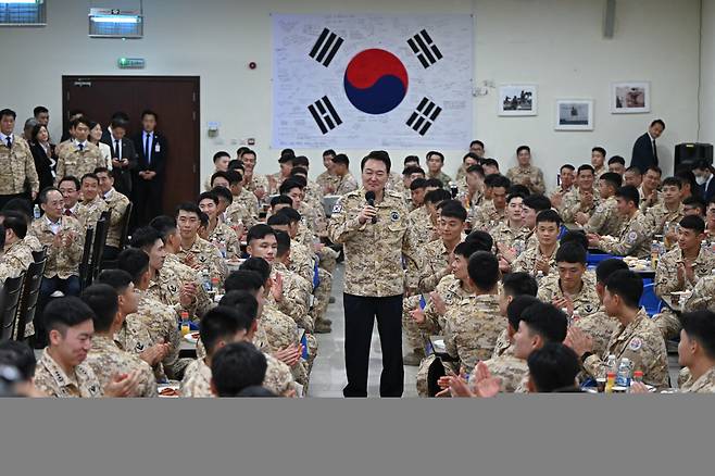 President Yoon Suk Yeol (center standing) speaks during a meeting with a South Korean special forces unit stationed in Abu Dhabi, the United Arab Emirates on Jan. 16. (Yonhap)