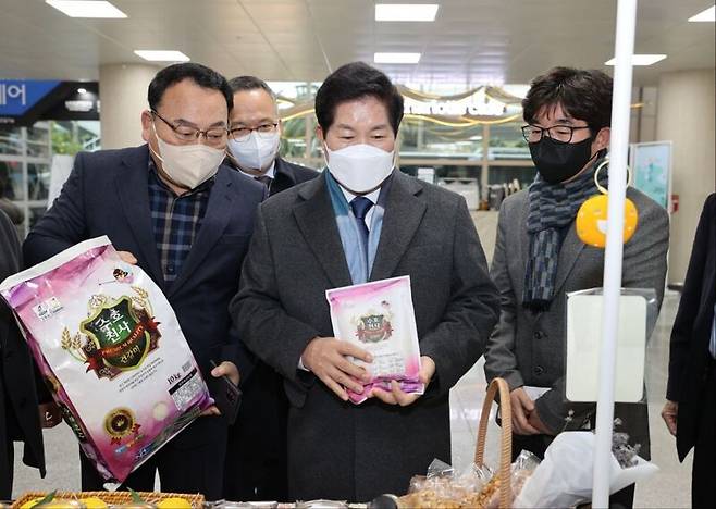 제주공항내 고흥군 홍보부스를 방문한 공영민 고흥군수 / 사진=고흥군 제공