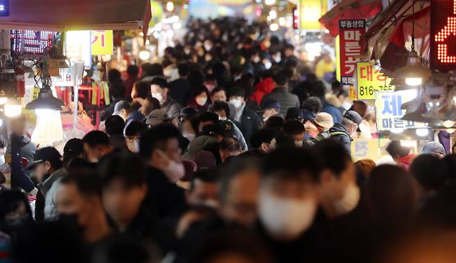 지난 15일 부산 부산진구 부전시장이 제수용품 등을 구입하러 나온 시민들로 북적이고 있다. /사진=뉴시스