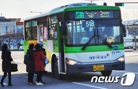 광주광역시는 20일부터 24일까지를 '설 연휴 특별교통대책' 기간으로 정하고 시와 자치구에 교통대책상황실을 운영한다. '광주 5.18 버스'/뉴스1