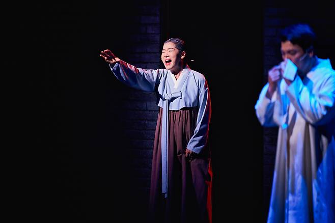 안중근의 어머니 조마리아 여사가 ‘사랑하는 내 아들, 도마’를 부르는 장면은 뮤지컬과 영화가 큰 차이를 보이는 장면이다. 뮤지컬에선 담담하게 그려진 반면, 영화에선 공식 ‘눈물 버튼’으로 자리하고 있다. [에이콤 제공]