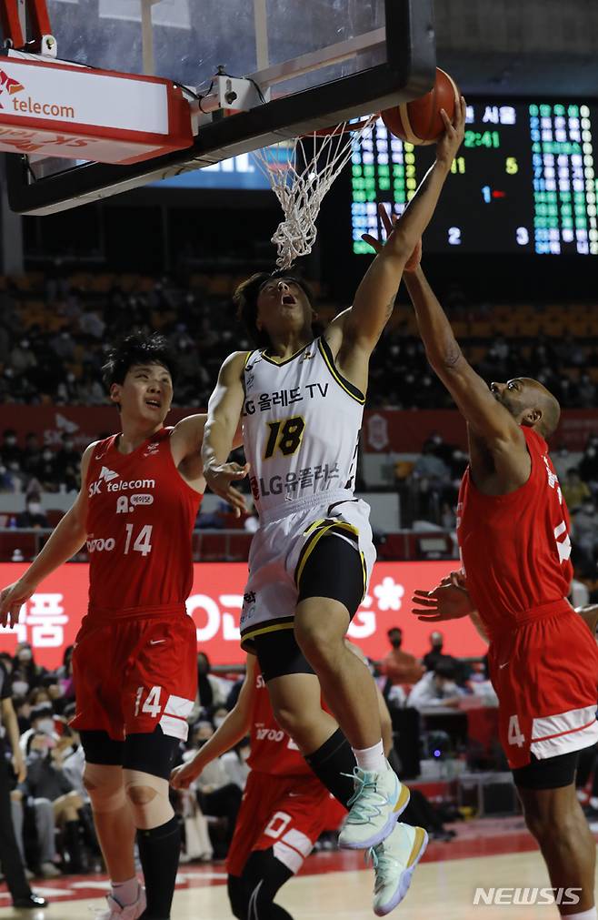 [서울=뉴시스] 고승민 기자 = 10일 서울 잠실학생체육관에서 열린 2022-2023 KBL 서울 SK 대 창원 LG 경기, LG 구탕이 골밑슛을 시도하고 있다. 2023.01.10. kkssmm99@newsis.com