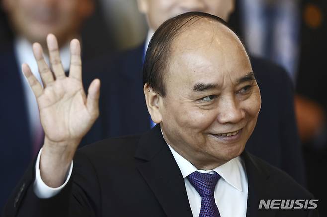 [방콕(태국)=AP/뉴시스]응우옌 쑤언 푹 베트남 국가주석이 2022년 11월19일 태국 방콕에서 열린 아시아태평양경제협력회의(APEC) 정상회담에 도착하고 있다. 그는 17일 사임했다. 푹 주석은 세간의 이목을 끈 일련의 고위 부패 스캔들에 책임을 지고 사임한 정부의 최고위직이 됐다. 2023.1.17