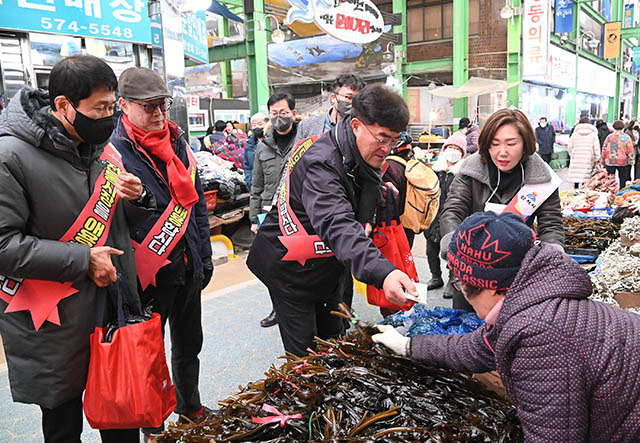 ▲설 명절을 앞두고 17일 박상수 삼척시장과 시청 직원들은 삼척중앙시장에서 전통시장 장보기 행사를 갖고 있다. ⓒ삼척시