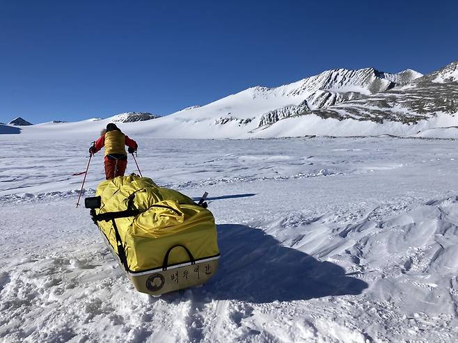 썰매 '백두대간'을 끌고 남극으로 향하는 김영미. 백두대간이란 글씨는 최근 지병에서 회복한 김 대장 아버지의 서체다. 김영미 대장은