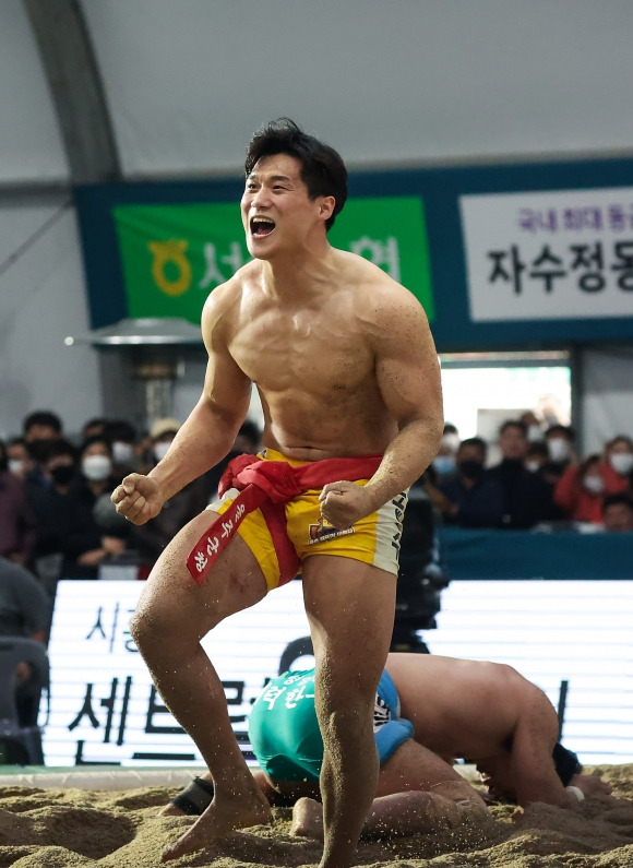 지난해 태백급 모래판을 싹쓸이 하다시피한 노범수. 대한씨름협회 제공