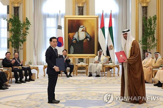 한-UAE 양해각서 체결식  (아부다비=연합뉴스) 임헌정 기자 = 이창양 산업통상자원부 장관이 15일(현지시간) 아랍에미리트(UAE) 아부다비 대통령궁에서 열린 한-UAE 양해각서(MOU) 체결식에서 윤석열 대통령과 무함마드 빈 자예드 알 나흐얀 UAE 대통령이 지켜보는 가운데 기념촬영을 하고 있다. 2023.1.15 kane@yna.co.kr