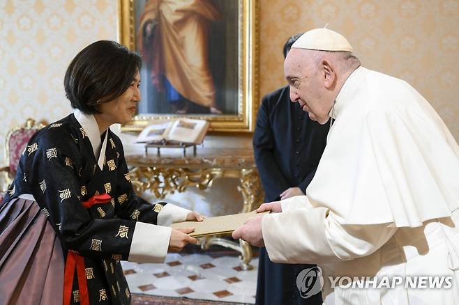 프란치스코 교황에게 신임장을 제정하는 오현주 신임 주교황청 한국 대사 [교황청 제공. 재판매 및 DB 금지]