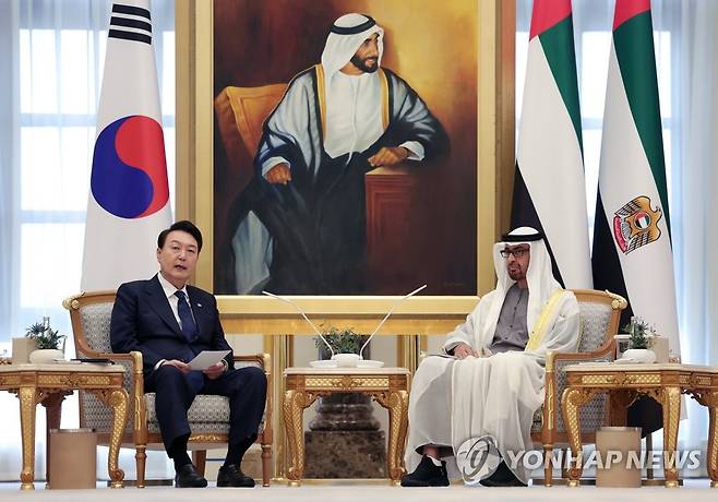 한-UAE 확대회담 갖는 윤석열 대통령 (아부다비=연합뉴스) 임헌정 기자 = 아랍에미리트(UAE)를 국빈 방문 중인 윤석열 대통령이 15일(현지시간) 아부다비 대통령궁에서 무함마드 빈 자예드 알 나흐얀 UAE 대통령과 한-UAE 확대회담을 하고 있다. 2023.1.15 kane@yna.co.kr