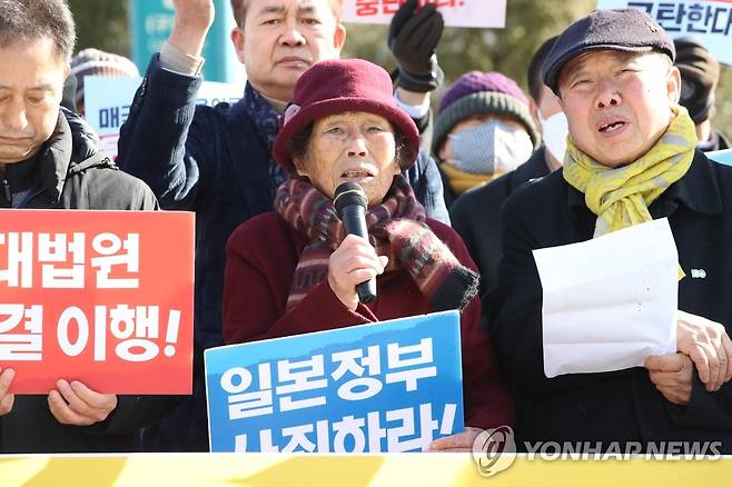 광주 시민사회단체 "일제 강제동원 피해자 정부 배상안 규탄한다" (광주=연합뉴스) 차지욱 기자 = 17일 광주 동구 5·18민주광장에서 일제 강제동원 피해자인 양금덕 할머니와 역사를 지키는 광주 시민사회단체 일동이 기자회견을 열고 제3자인 일제강제동원피해자지원재단 재원으로 판결금을 대신 변제받도록 하는 정부 배상안에 대해 반발하고 있다. 2023.1.17 uk@yna.co.kr