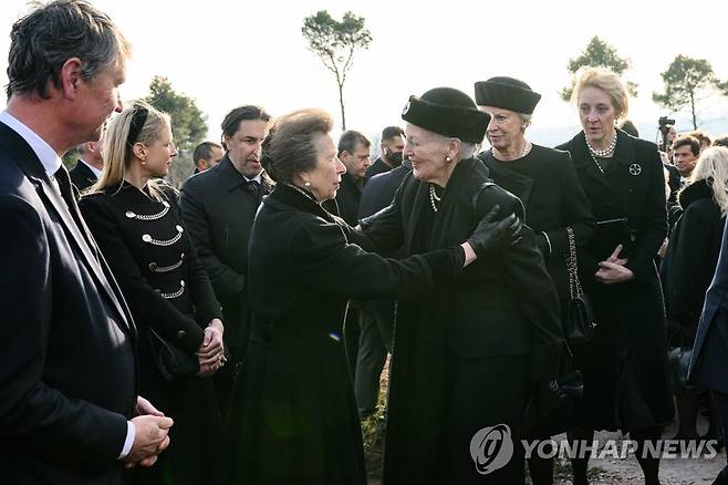 영국의 앤 공주가 덴마크 마르그레테2세 여왕과 장례식에서 이야기를 나누고 있다. [AFP=연합뉴스]