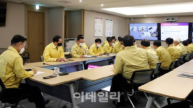 18일 수서 본사사옥에서 이종국 대표이사(사진 왼쪽)가  특별수송대책 점검회의를 주재하고 있다. (사진=SR 제공)