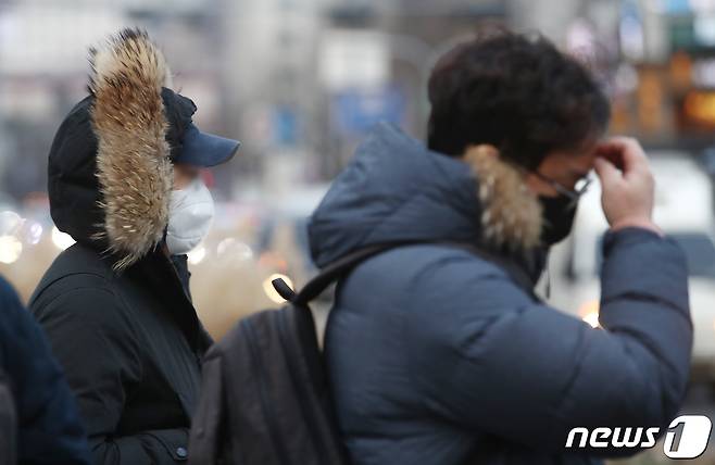 영하권 추위가 이어진 17일 오전 서울 종로구 광화문네거리에서 시민들이 두꺼운 옷을 입고 발걸음을 옮기고 있다. 2023.1.17/뉴스1 ⓒ News1 김민지 기자