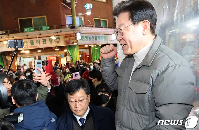 이재명 더불어민주당 대표가 18일 오후 설 명절을 앞두고 서울시 마포구 망원시장을 방문, 즉석연설을 하고 있다. (공동취재) 2022.1.18/뉴스1 ⓒ News1 이재명 기자