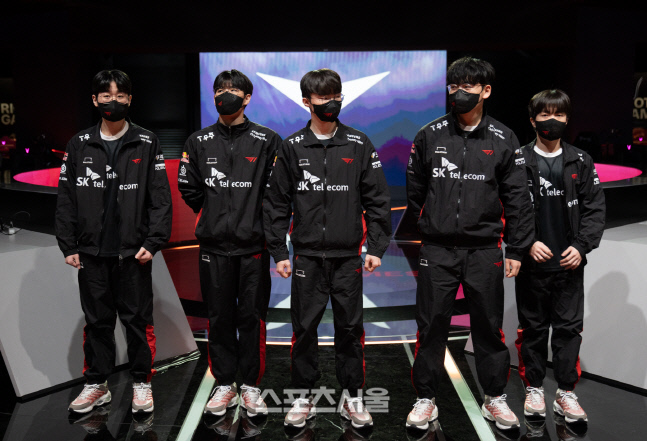 T1 선수들이 18일 롤 파크에서 열린 ‘2023 LCK’ 스프링 개막전을 앞두고 팬들에게 인사를 하고 있다.  종로=김민규 기자 kmg@sportsseoul.com