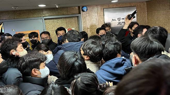 국정원과 경찰이 서울 중구 정동 민주노총 압수수색을 위해 사무실 진입을 시도하고 있다../고운호 기자