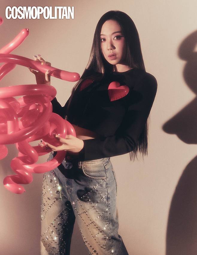 재킷 가격미정 모스키노. 데님 팬츠 가격미정 스튜디오 구아지.