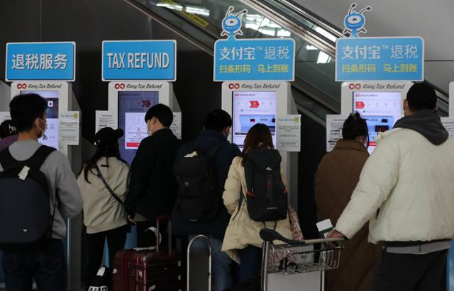 8일 인천국제공항 제1여객터미널 출국장에서 여행객들이 키오스크를 이용하고 있다. 뉴스1