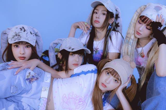 뉴진스가 신곡 'OMG'에서 연출한 패션 이미지. 2000년대 초반 유행한 패션을 연상케 한다. 어도어 제공