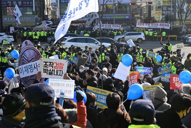 이재명 더불어민주당 대표가 검찰 조사를 받으러 출석한 10일 오전 경기 수원지방검찰청 성남지청 앞에서 지지자들과 보수단체 회원들이 맞불 집회를 하고 있다. 뉴스1