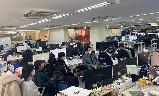 모두가 동등한 입장에서 자연스럽게 의견을 주고 받는 누비랩 직원들, 출처: 누비랩