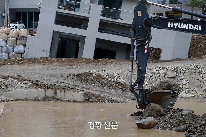 태풍 힌남노로 건물 전체가 내려 앉은 경북 포항 오천읍 풀빌라 인근 하천에서 지난해 9월 굴착기가 복구 작업을 하고 있다. 문재원 기자