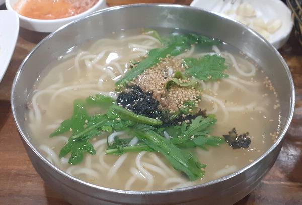 푸짐한 느낌의 대전칼국수 한 그릇.  해마다 ‘대전칼국수축제’가 열릴 만큼 대전 시민은 칼국수 사랑이 깊다.