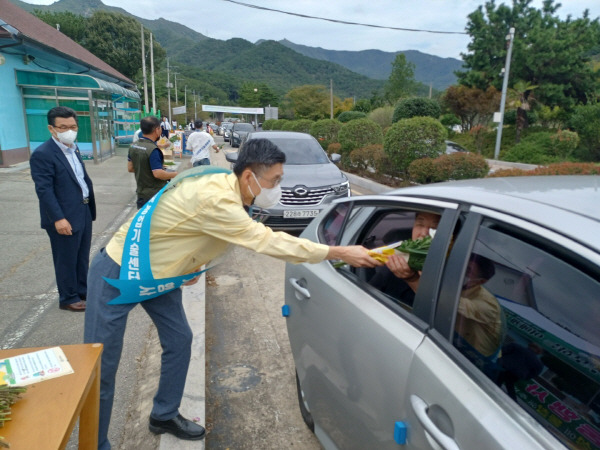 지난해 추석 공원묘원 생화 나눔 행사 모습. 경남도 제공