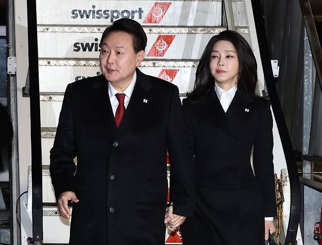 President Yoon Suk Yeol and first lady Kim Keon Hee arrive at Zurich Airport, in Switzerland, Wednesday afternoon, to attend the Davos forum after a state visit to the United Arab Emirates. (Yonhap)