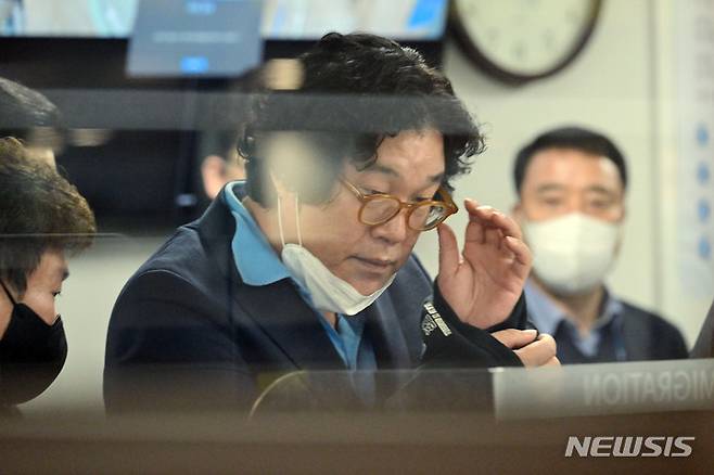 [인천공항=뉴시스] 공항사진기자단 = 해외 도피 중 태국에서 체포된 김성태 쌍방울 전 회장이 17일 인천국제공항을 통해 귀국하고 있다. 2023.01.17. photo@newsis.com