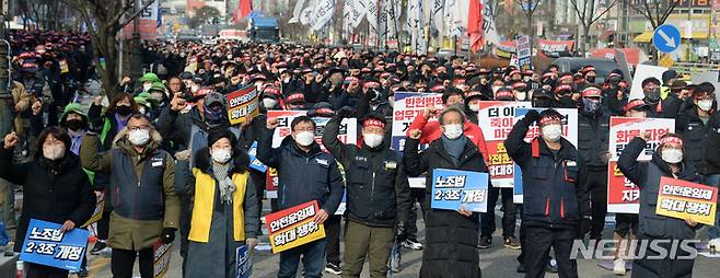 [군산=뉴시스] 김얼 기자 = 화물연대 총파업 투쟁 승리와 윤석열 정부 노동탄압 분쇄를 위한 민주노총 전북본부 총파업·총력투쟁 결의대회가 열린 6일 전북 군산시 롯데마트 앞 도로에 모인 민주노총 전북본부 관계자들이 구호를 외치고 있다. 2022.12.06. pmkeul@newsis.com