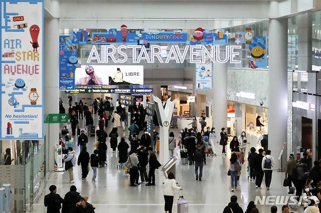 [인천공항=뉴시스] 최동준 기자 = 각국의 코로나 봉쇄 조치 완화와 관광 재개에도 면세점 매출 부진이 이어지고 있다. 2019년 25조 원이던 면세점 매출액은 지난해 17조 원으로 줄었다. 사진은 22일 인천국제공항 면세점 모습. 2022.12.22. photocdj@newsis.com