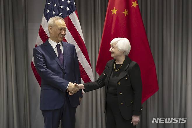 [취리히(스위스)=AP/뉴시스]재닛 옐런 미 재무장관이 18일 스위스 취리히에서 류허(劉鶴) 중국 경제담당 부총리와 회담 전 악수를 나누고 있다. 2023.1.18