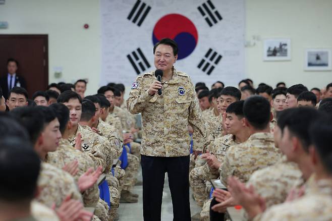 UAE 파병 아크부대 장병 격려하는 윤석열 대통령. 연합뉴스