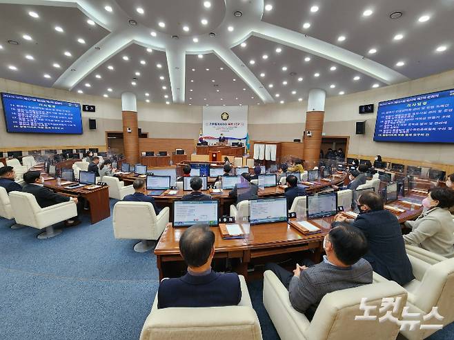 18일 창원시의회에서 김미나 의원에 대한 징계동의안이 처리되고 있다. 이상현 기자