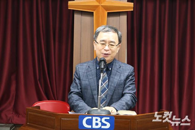 김철민 대전제일교회 담임목사가 18일 대전CBS 예배실에서 '일기일회'라는 주제의 설교말씀(에베소서 5장 15~17절)을  하고 있다. 정세영 기자